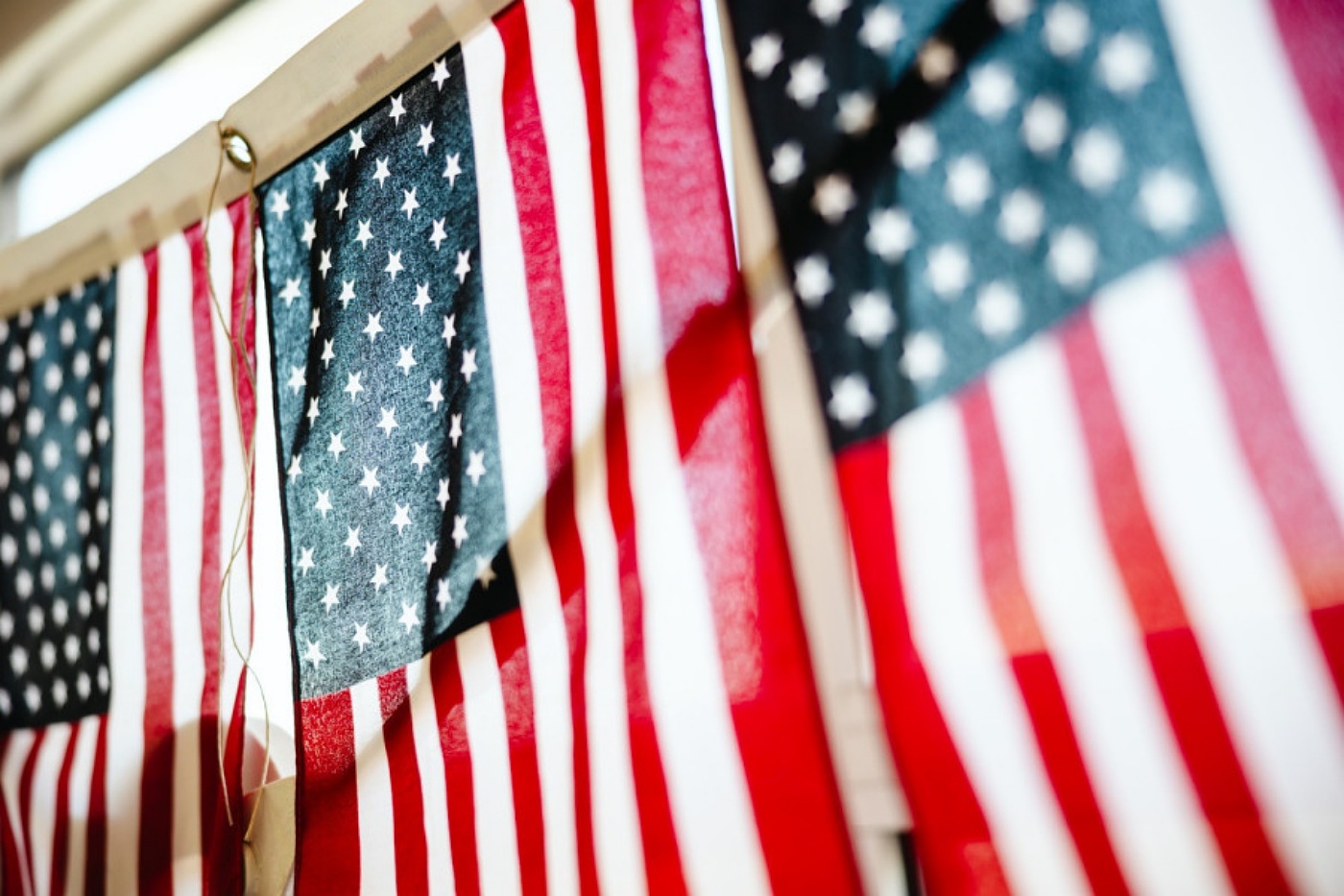 A képen amerikai zászlók láthatóak