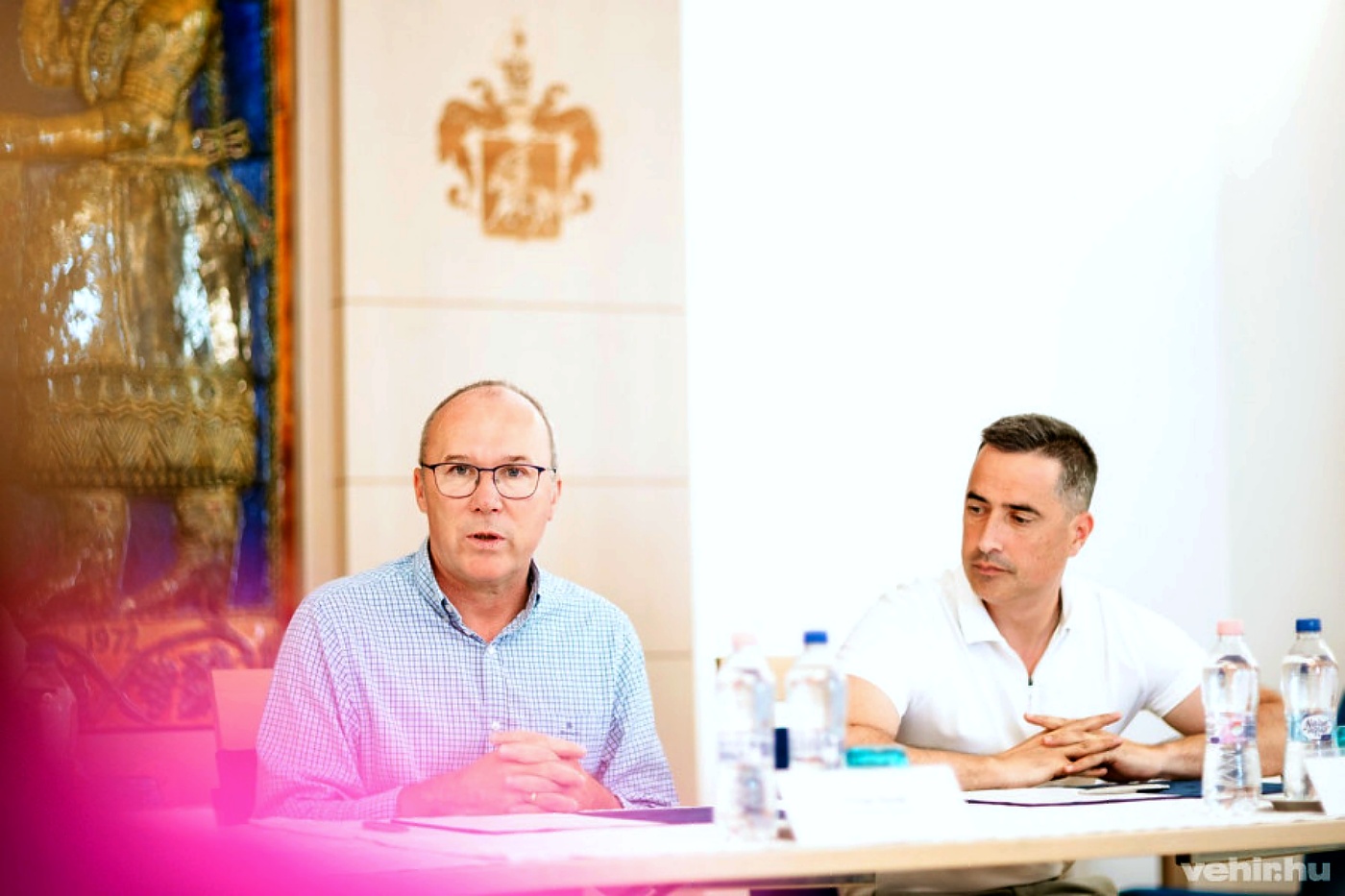 Porga Gyula polgármester bejelenti a pályázat elkészültét.
