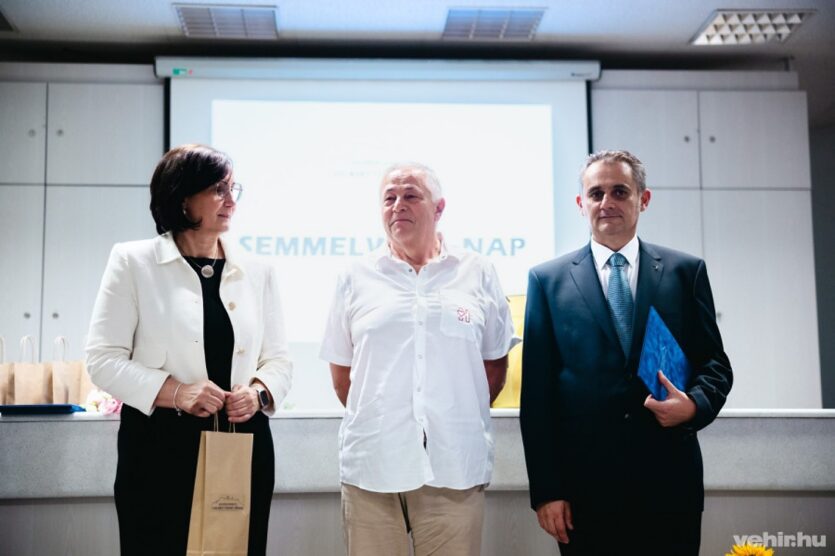 dr. Bujdosó László fogadja a főigazgatói dícséretet