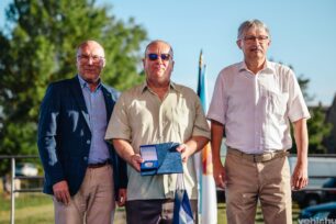 A díjazott, Fogl Sándor Róbert Porga Gyula polgármesterrel és Katanics Sándor önkormányzati képviselővel.