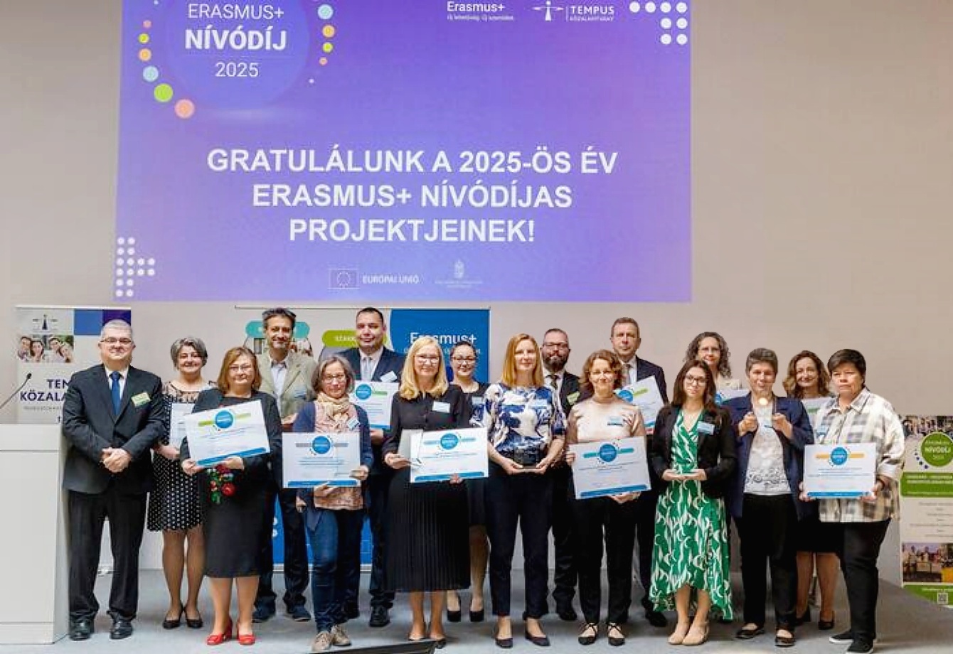 Csoportkép a díjátadón az idei Erasmus+ nívódíjasokról.
