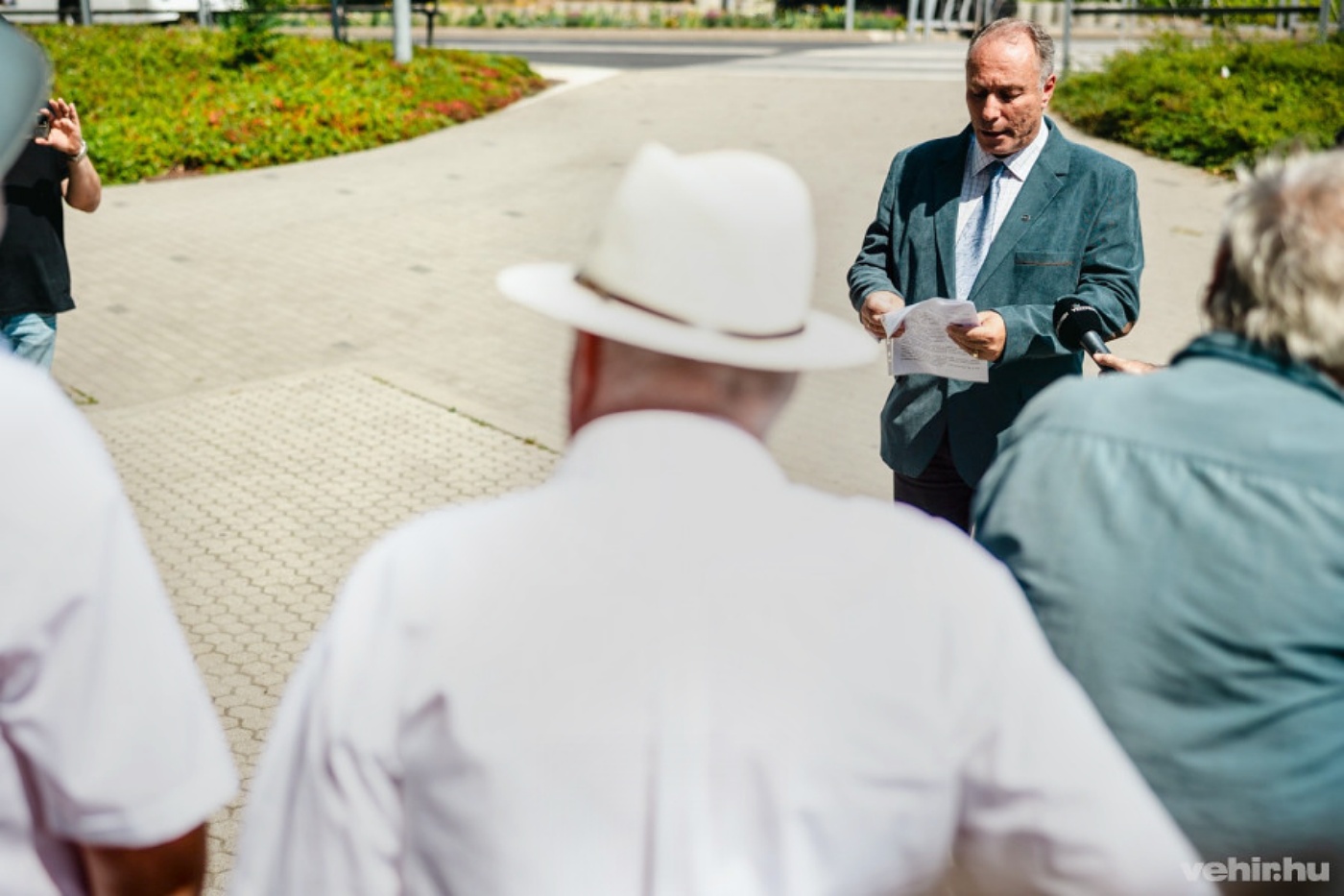 Veszprémben 3 új botlatókő elhelyésénél Bázsa Botond emlékezett az áldozatokra.