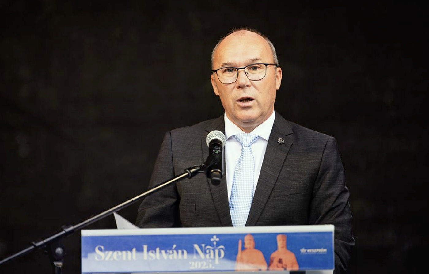 Porga Gyula polgármester mond ünnepi beszédet.