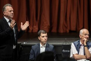Oberfrank Pál igazgató a Petőfi Színház társulati ülésén.