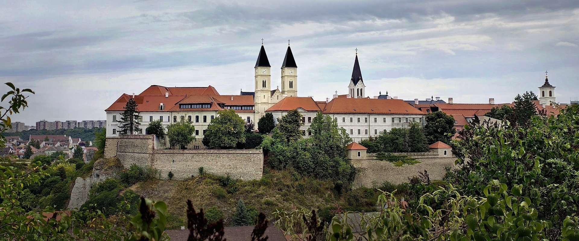 Veszprémi vár látképe felhős ég alatt.
