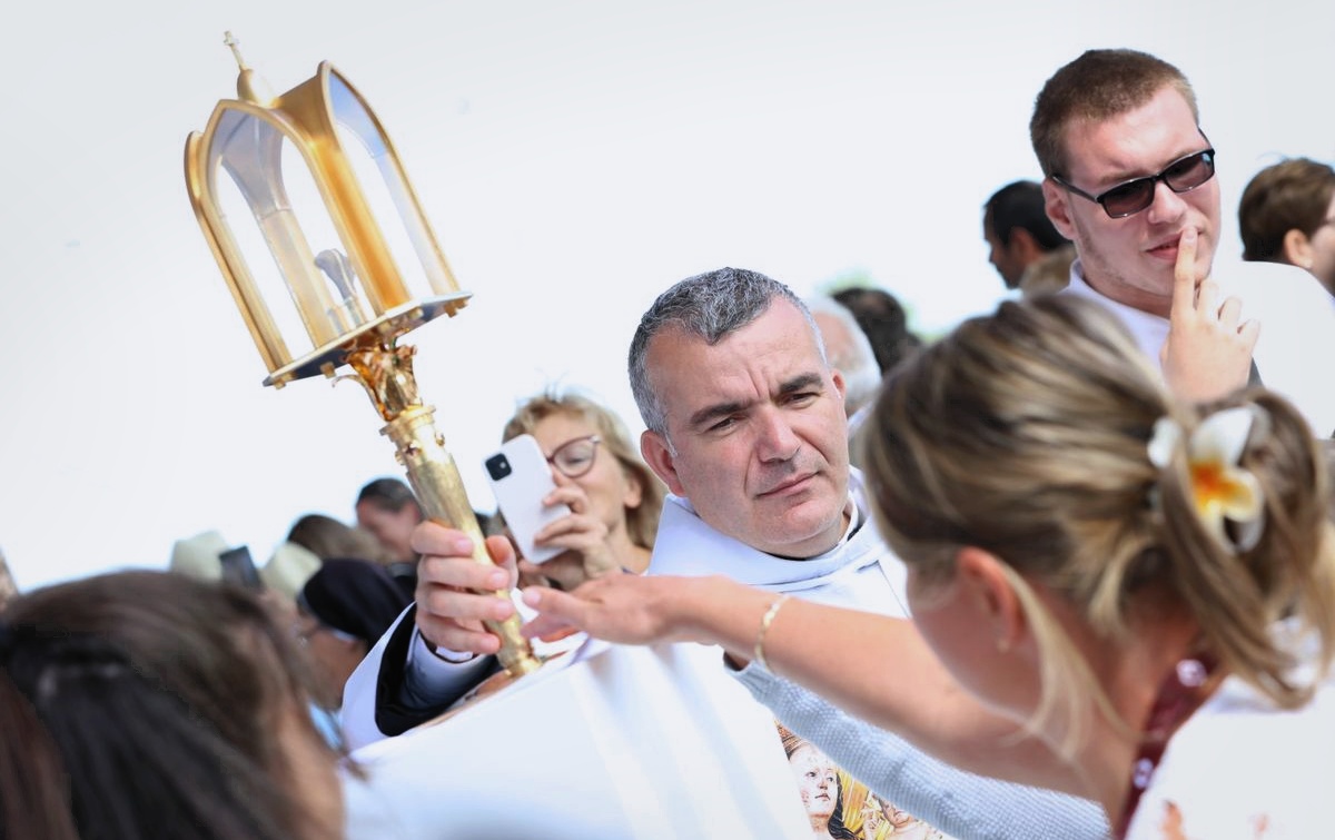 Csontereklye a hívők gyűrűjében.
