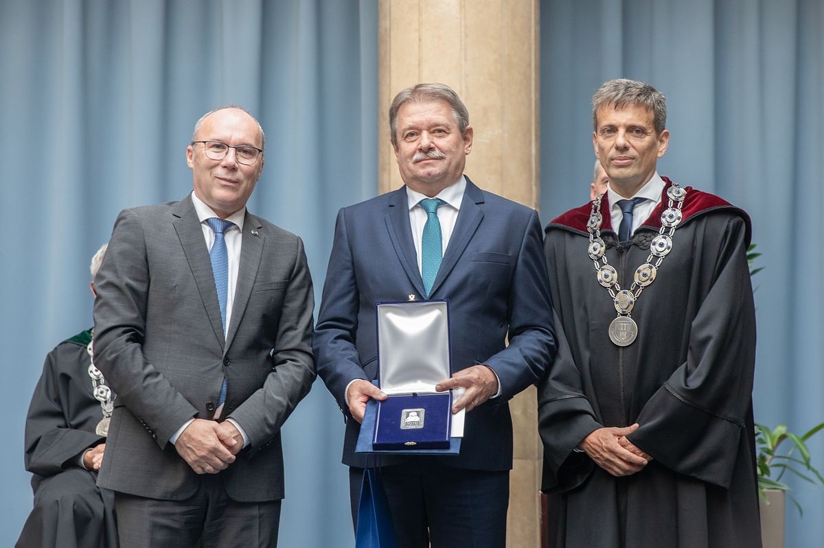 Az egyetem évnyitóján átadták Szauer Istvánnak a Volkra Ottó-díjat
