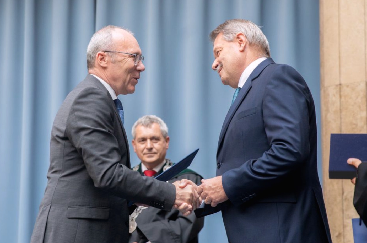 Porga Gyula átadja Szauer Istvánnak a Volkra Ottó-díjat