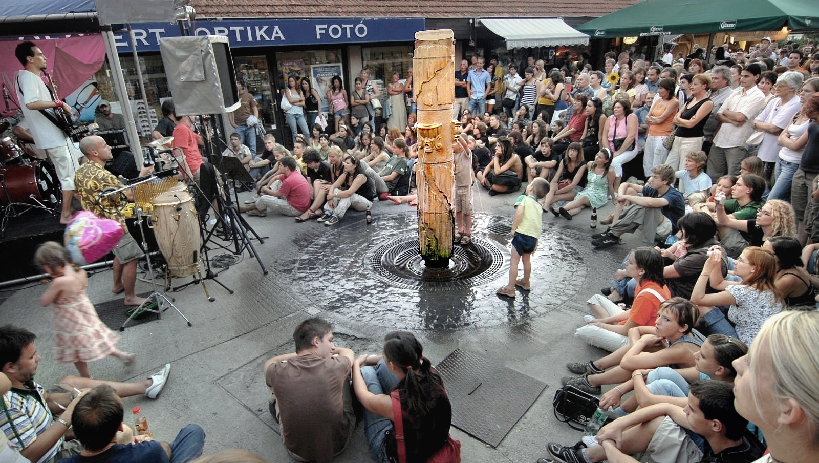 Az ivókút gyakran kerül kulturális események középpontjába.