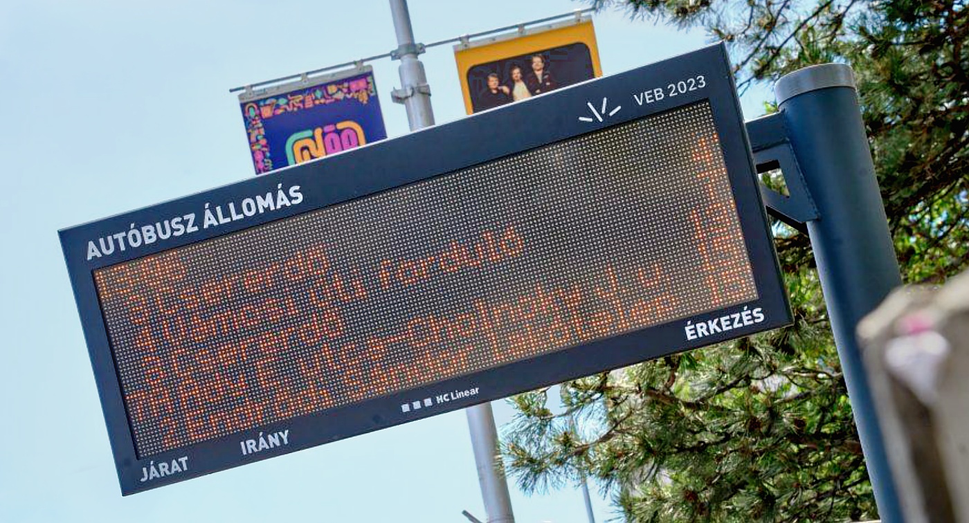 Autóbusz pályaudvar utastájékoztató elektronikus táblája