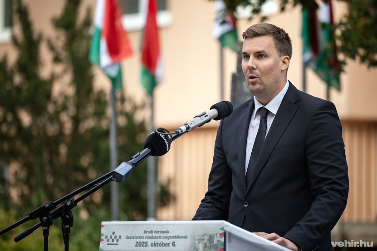 Halmay Gábor ünnepi beszédet mond.