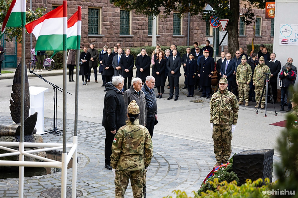 Megkoszorúzzák a aradi vértanúk emlékhelyét.