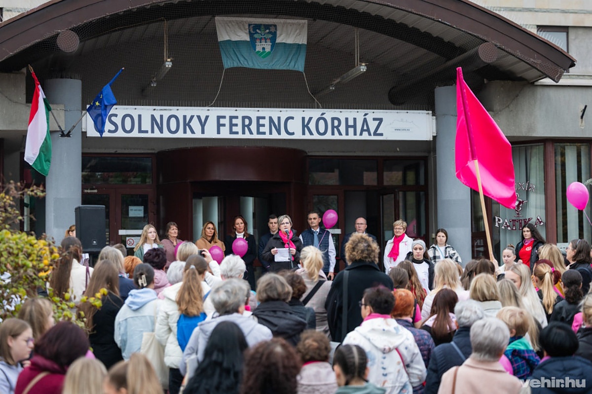 A résztvevők a kórház bejáratánál gyülekeztek