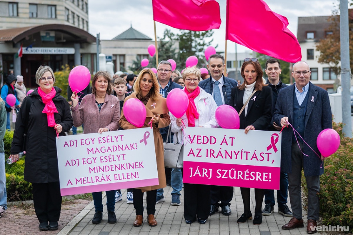 A sétán a város és a kórház vezetői is részt vettek.