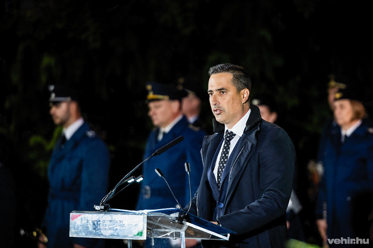Ovádi Péter beszédet mond.