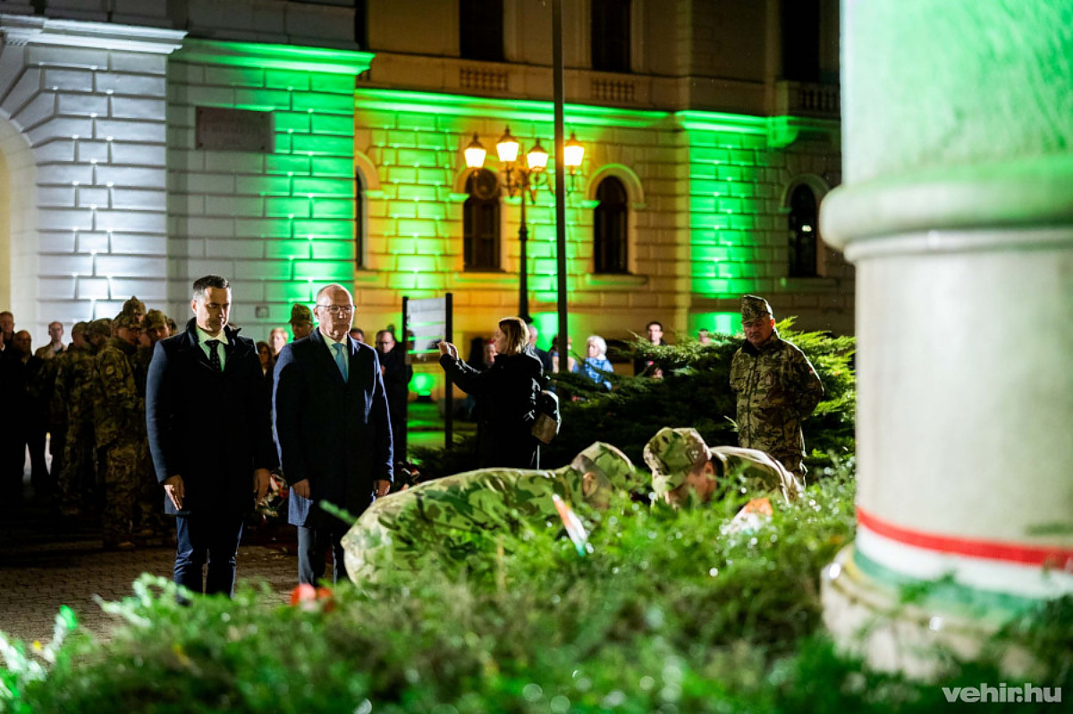 Ovádi Péter és Porga Gyula megkoszorúzza a Brusznyai Árpád-emlékművet.