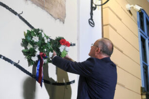 Navracsics Tibor koszerút helyez el az 56-os emléktáblánál