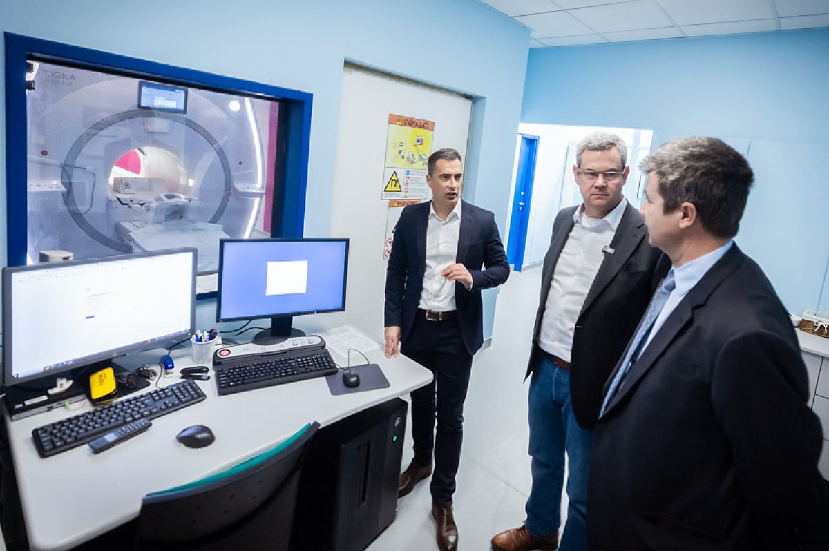 Az új MR készülék átadása a veszprémi kórházban