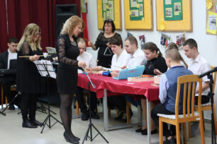 Tanárok és diákok közös előadása a jubileumi ünnepségen