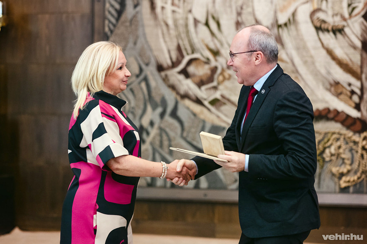 Porga Gyula átadja Sidó Nikolettának a Hornig-díjat