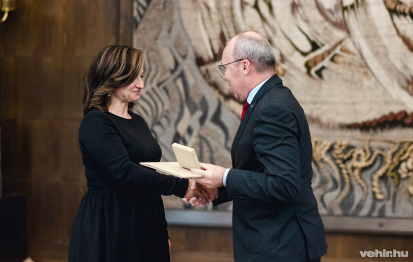 Porga Gyula átadja a Hornig-díjat dr. Virányi Anikó Juditnak.