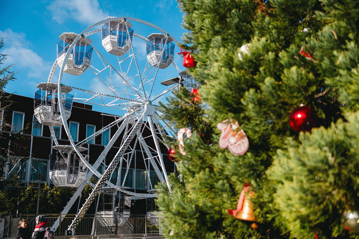 Óriáskerék a posta előtt