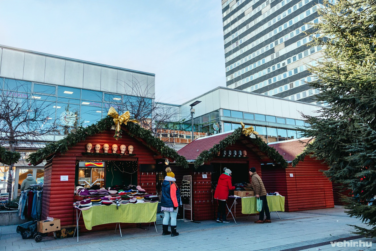 Készülődés az adventi vásárra
