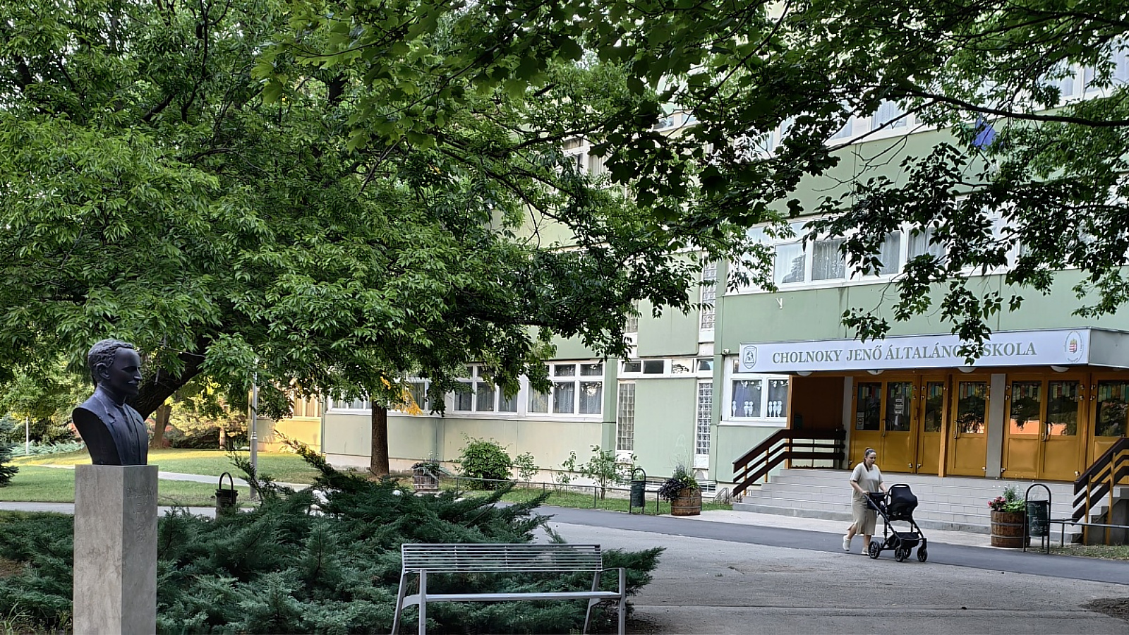 A Cholnoky Jenő Általános Iskola bejárata.