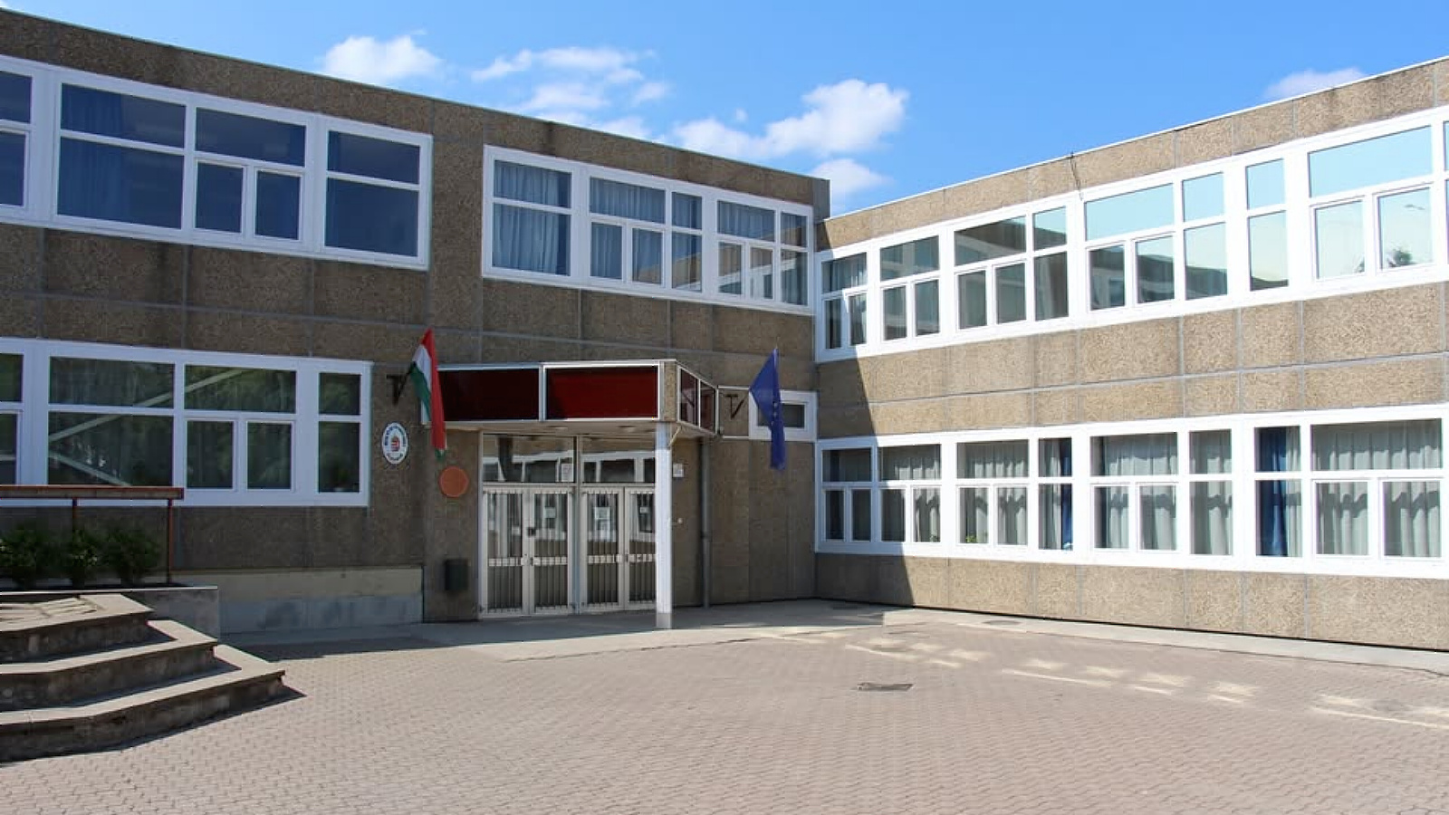 A Rózsa úti Általános Iskola bejárata.