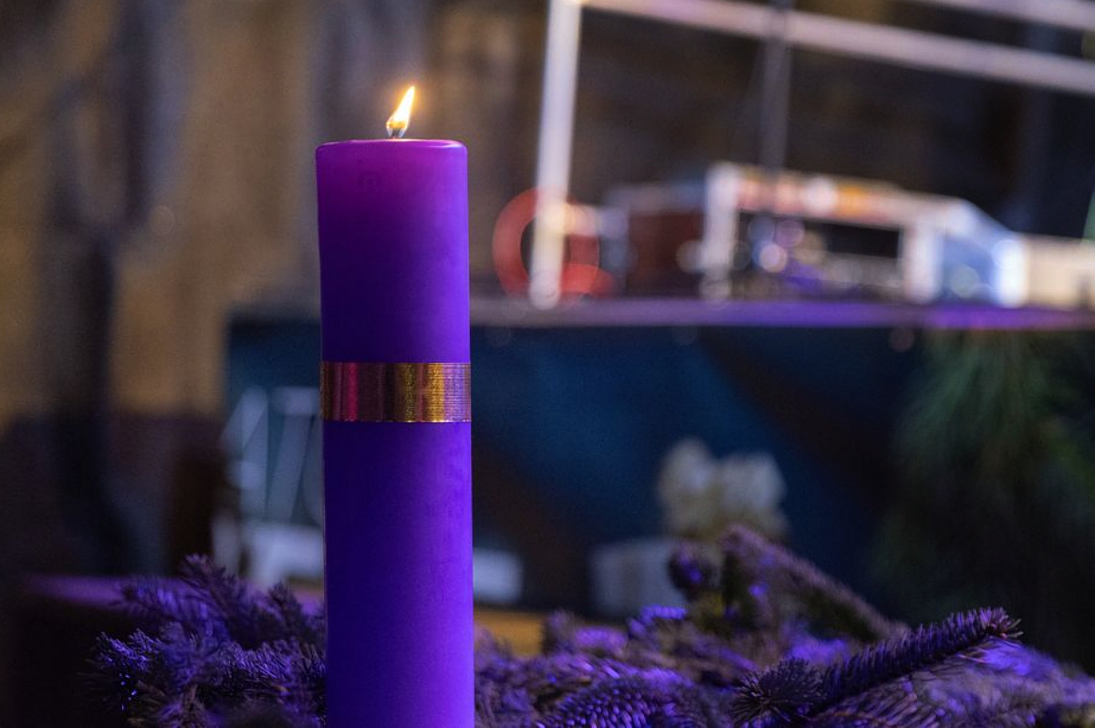 Ég az első adventi gyertya.