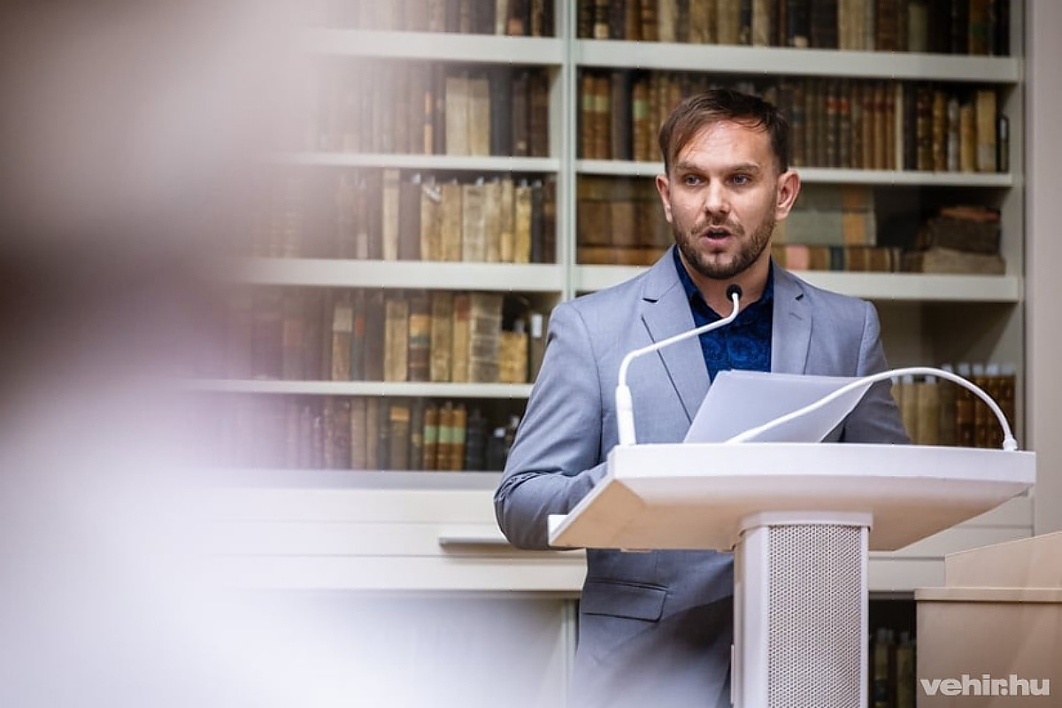 Dr. Fogl Krisztián történész, muzeológus.