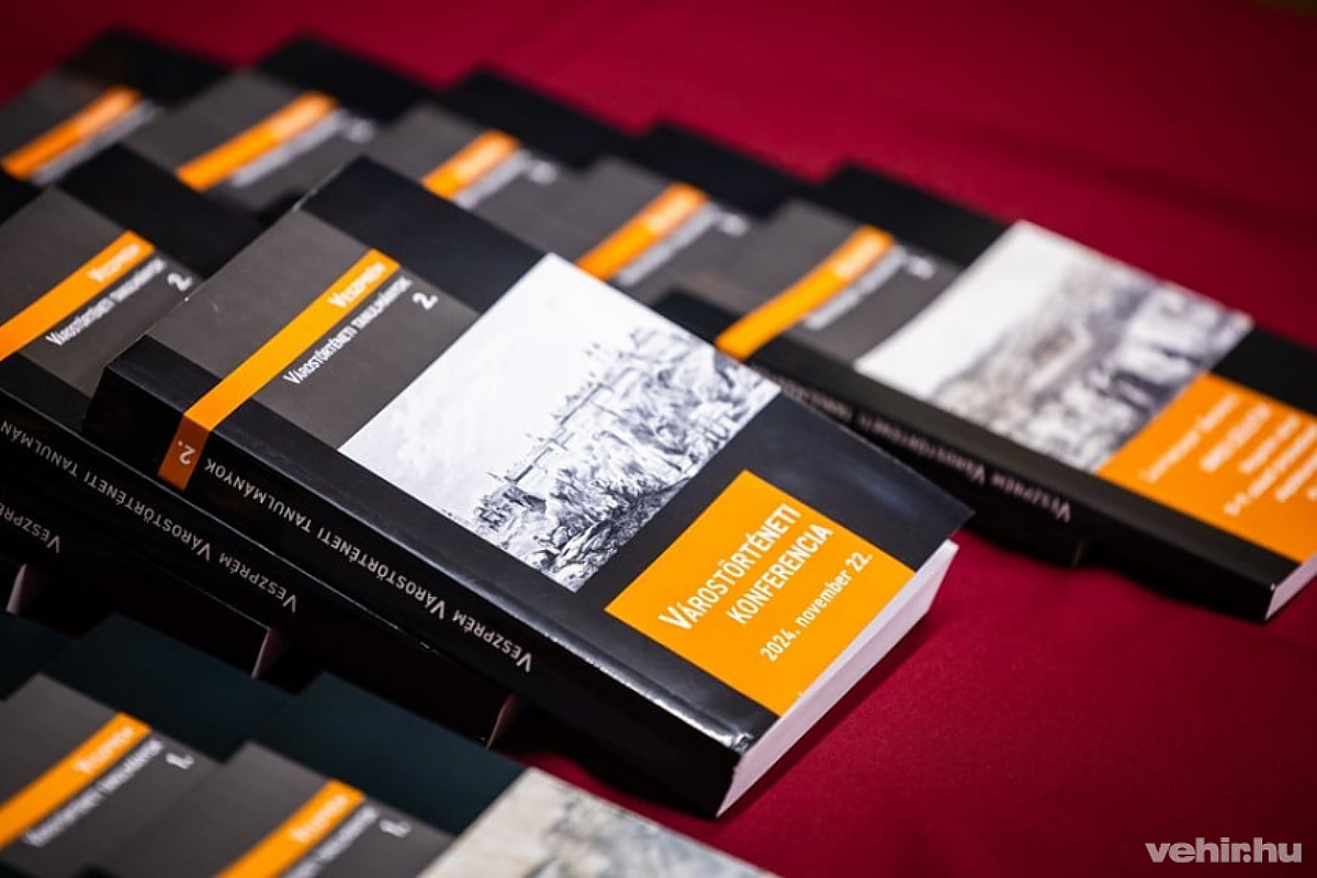 A Veszprém várostörténeti tanulmányok most megjelent kötetei.