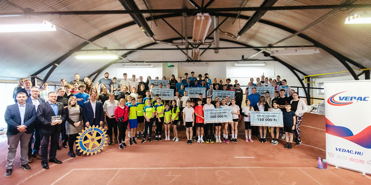 A díjazottak csoportképe