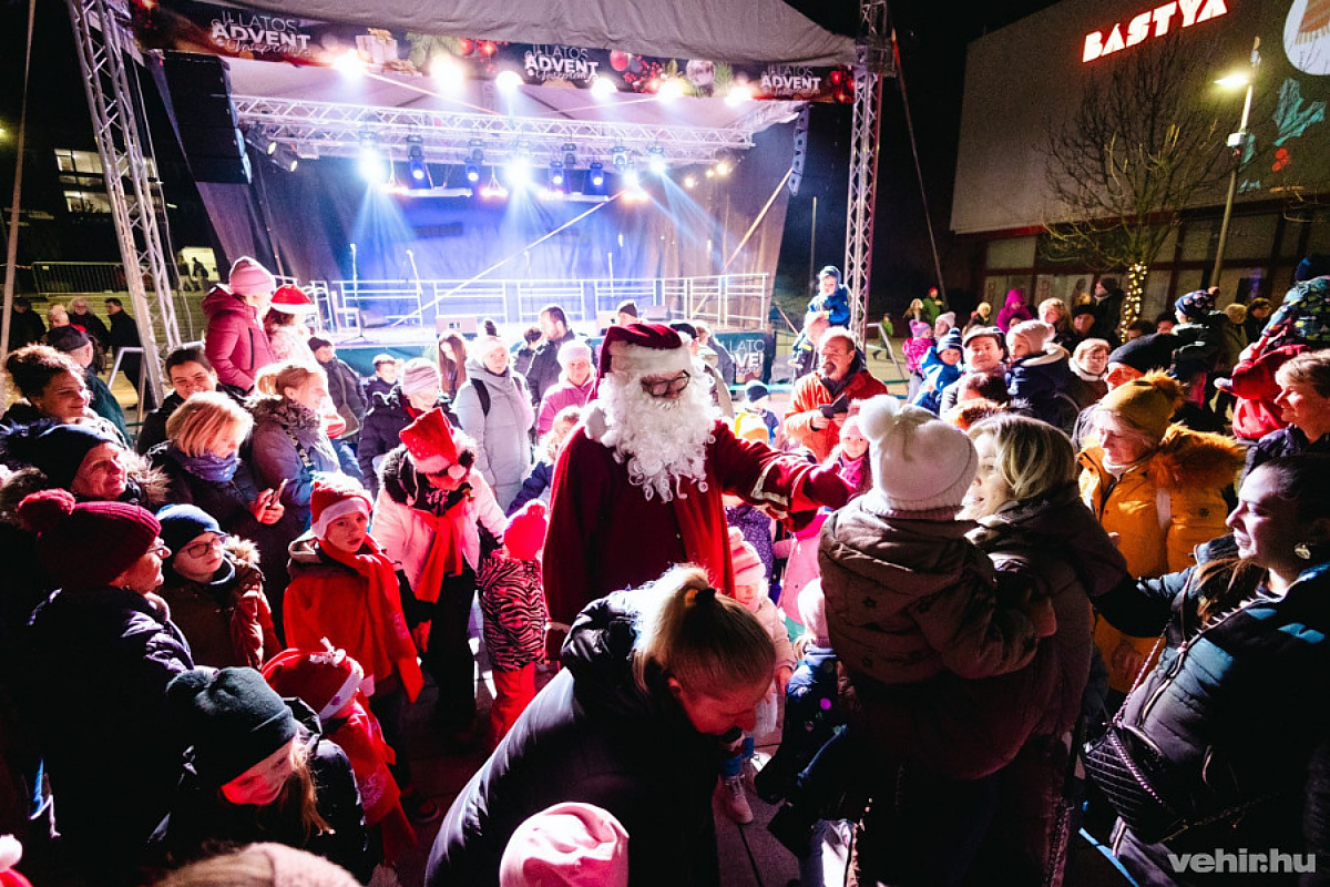 Megérkezett a Mikulás az Illatos adventre Veszprémben