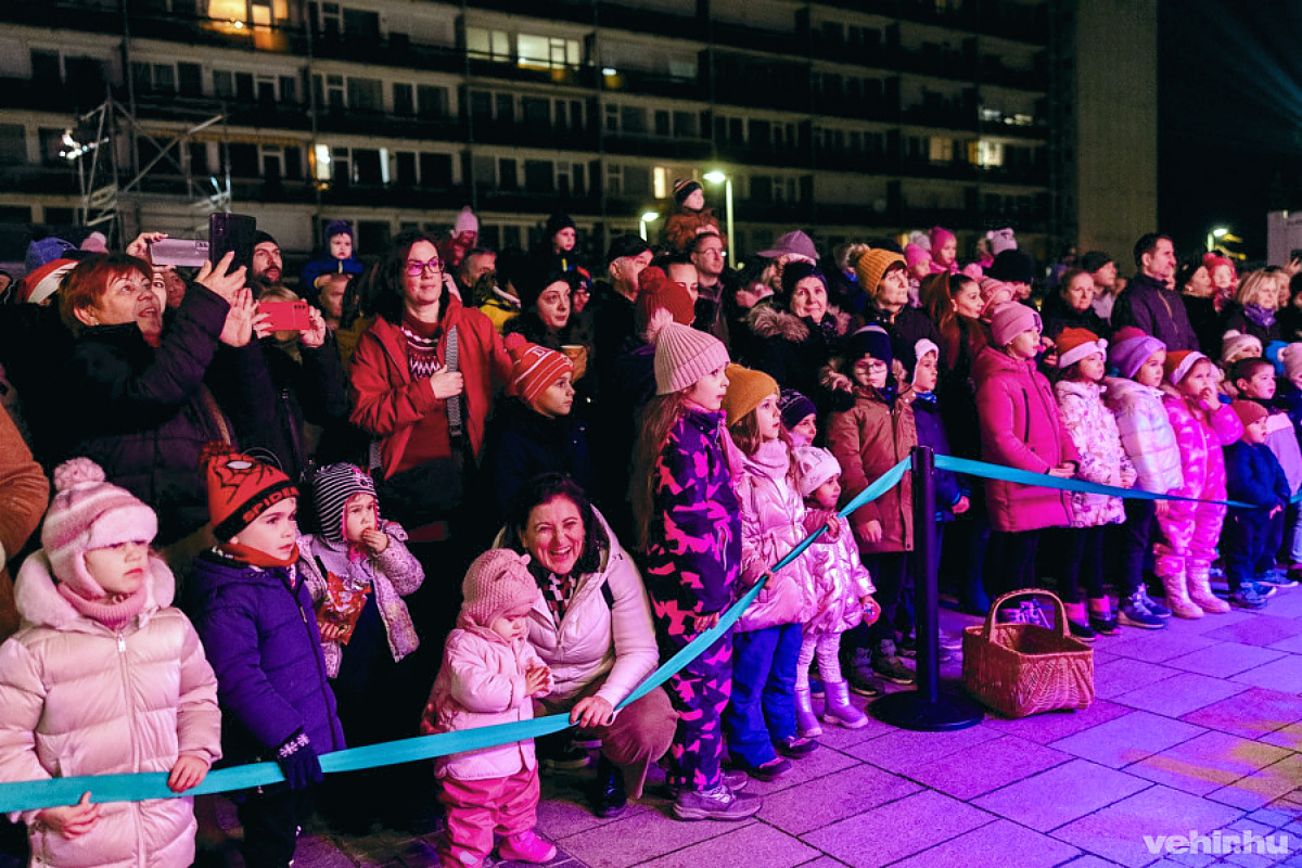 Szülők és gyerekek várják a Mikulást Veszprémben