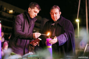 Varga Tamás és Tornavölgyi Krisztián meggyújtják a remény gyertyáját