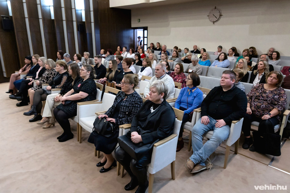 Az 56-os néma nőtüntetésre emlékeztek a Városházán