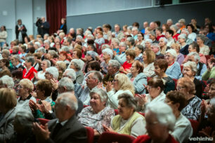 Közönség az idősek karácsonyi ünnepségén
