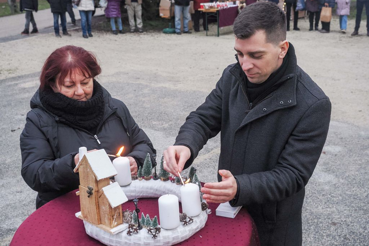 Meggyújtják a kádártai adventi koszorú negyedik gyertyáját