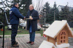 Porga Gyula átadja a Pro Meritis díjat