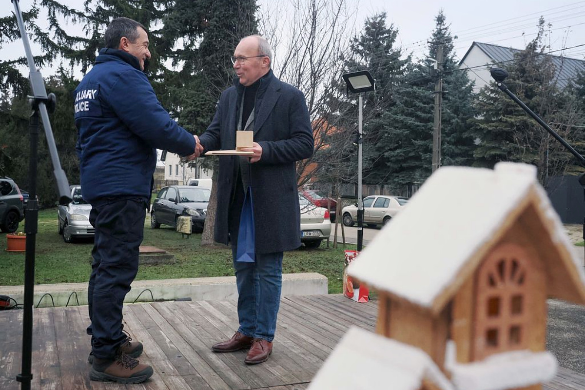 Porga Gyula átadja a Pro Meritis díjat