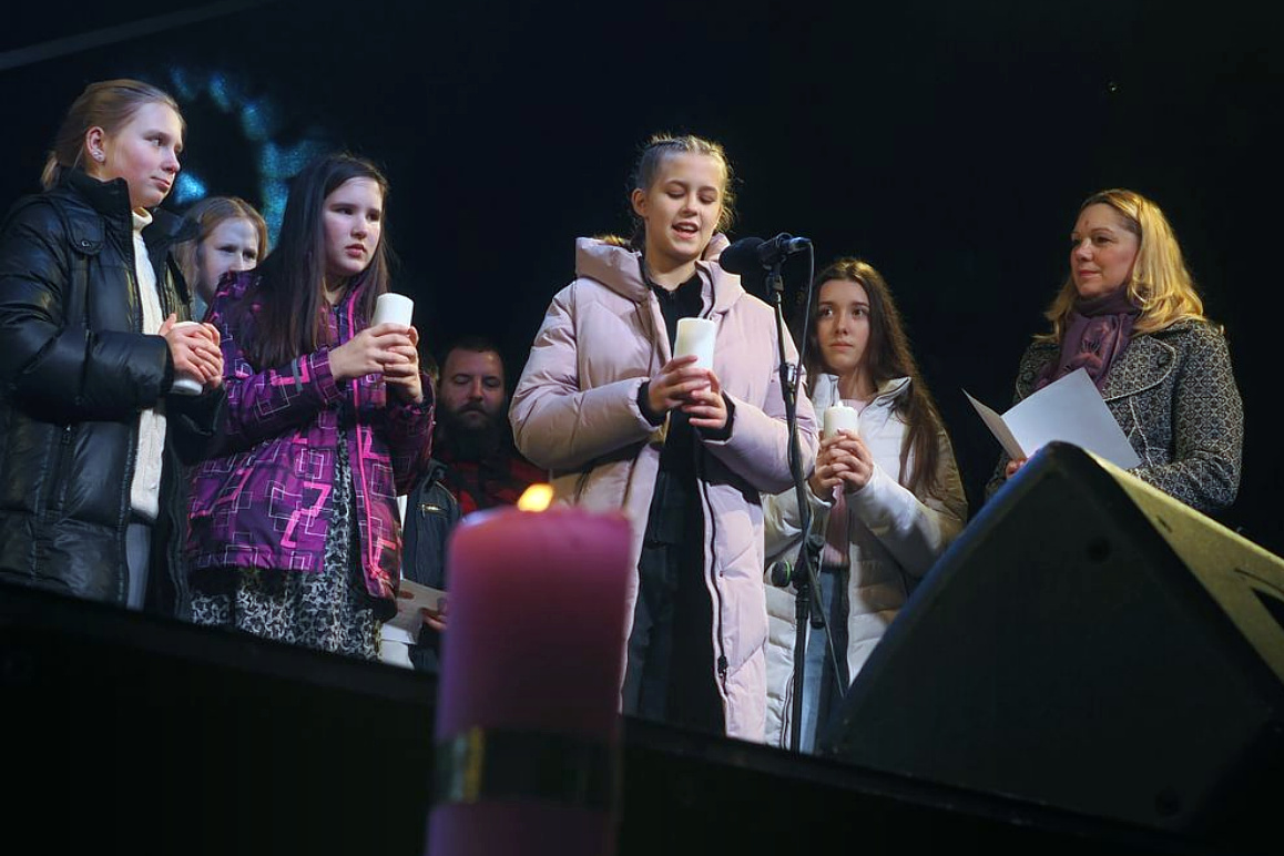 A gyertyagyújtás ünnepi műsorát diákok adták a Kossuth utcai adventi színpadon.