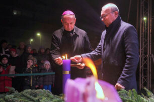 Porga Gyula és Udvardy György érsek gyűjtották meg a negyedik adventi gyertyát.