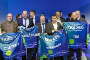 Az Európa Sportrégiója Év 2026 ünnepélyes megnyitóján a polgármesterek átvették a program zászlóit