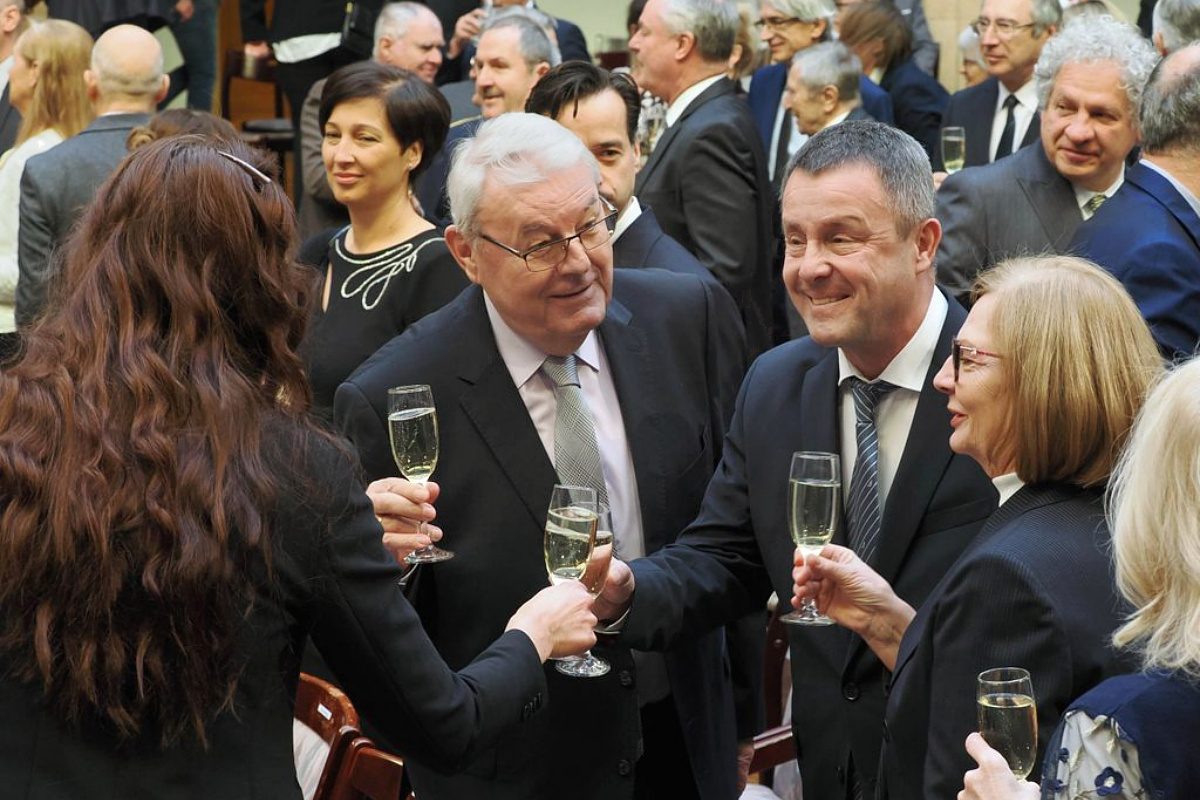 Koccintás az újévköszöntő ünnepségen