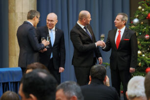 Koccintás a városi újévköszöntő ünnepségen