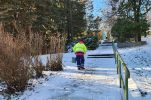 Sózzák a havas járdákat Veszprémben