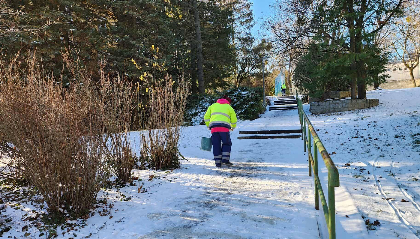 Sózzák a havas járdákat Veszprémben