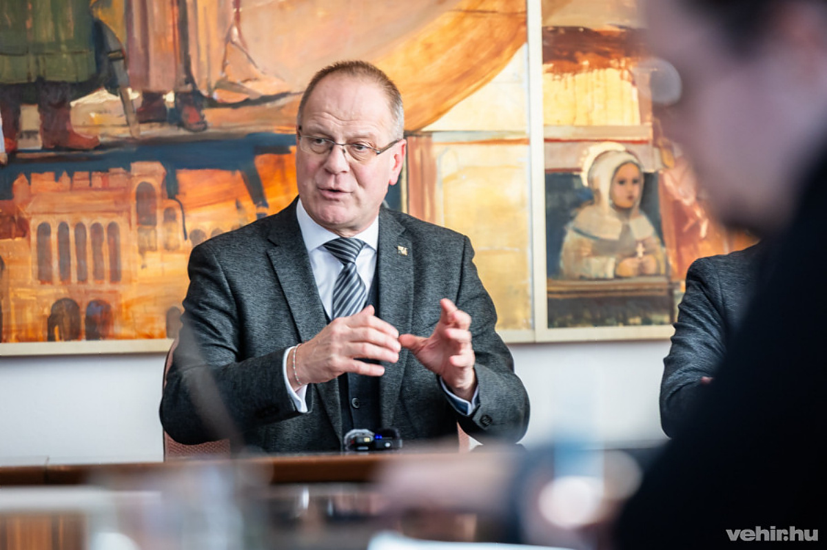 Dr. Navracsics Tibor miniszter