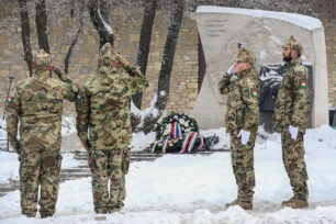 Megkoszorúzták a II. világháborús emlékművet Veszprémben